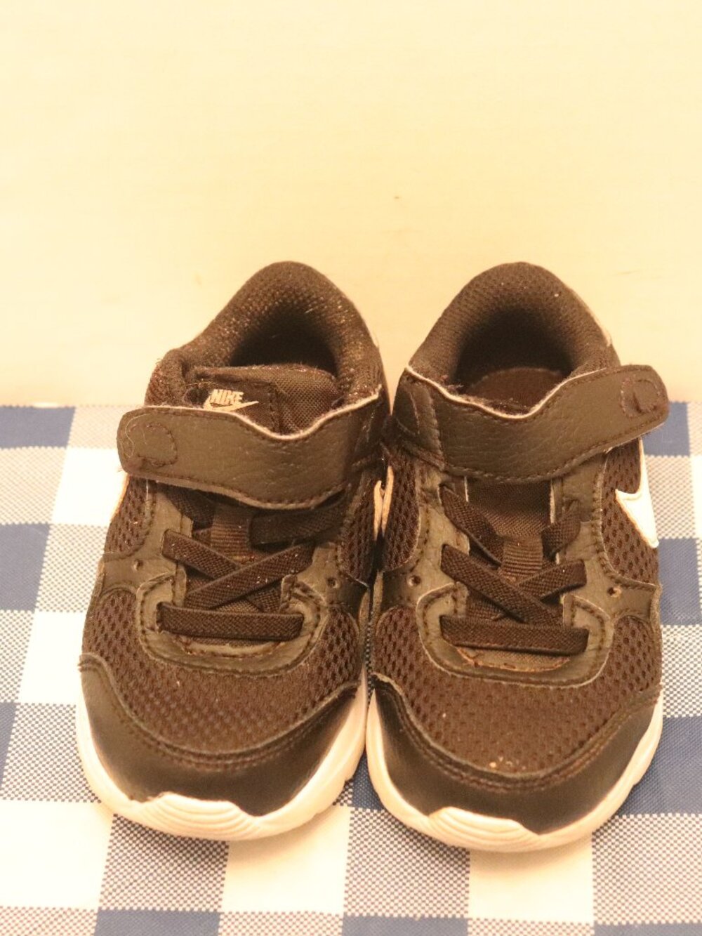 Smal Toddler Nike Black and White Size 6C Sneakers